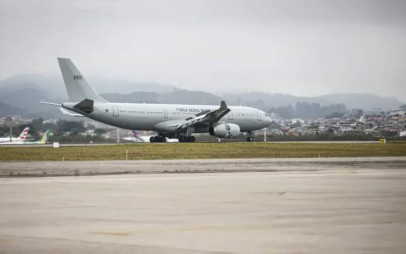 Avião com 221 brasileiros repatriados do Líbano chega em Guarulhos