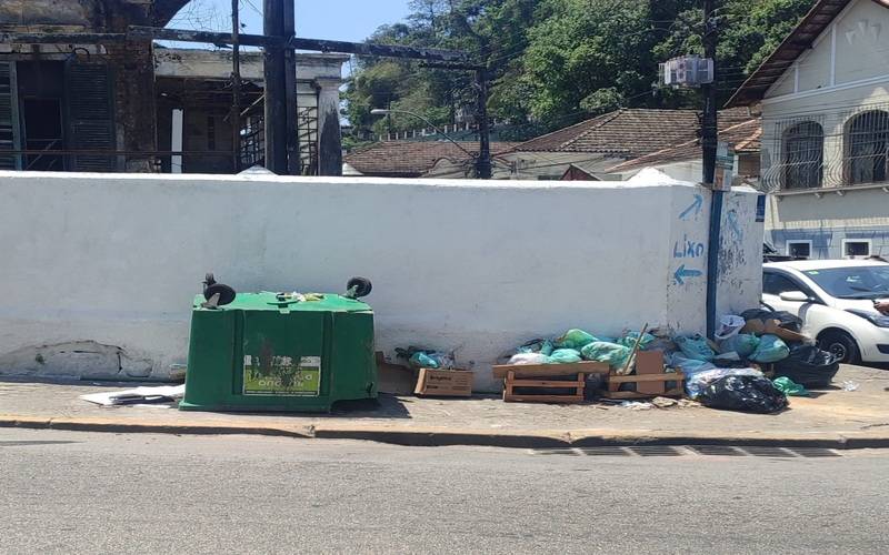 Caçamba de lixo quebrada impede moradores de descartarem seu lixo corretamente