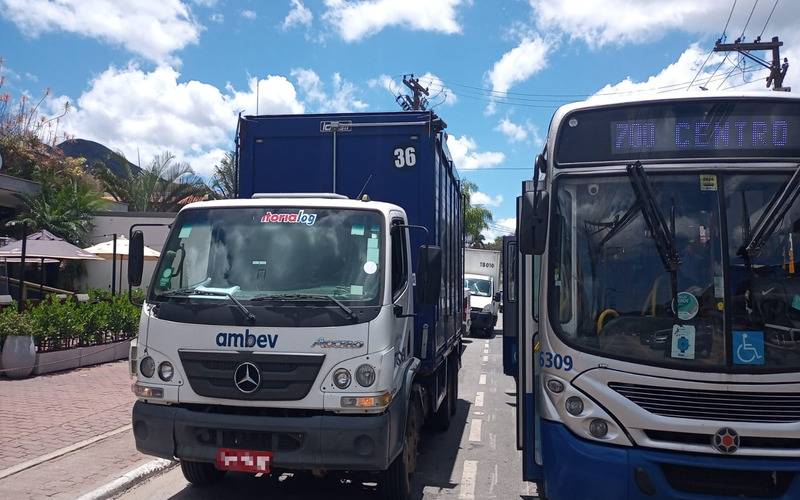 Estacionamento irregular prejudica passageiros