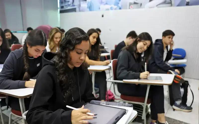 Enem: cursos populares são oportunidade para alunos de baixa renda