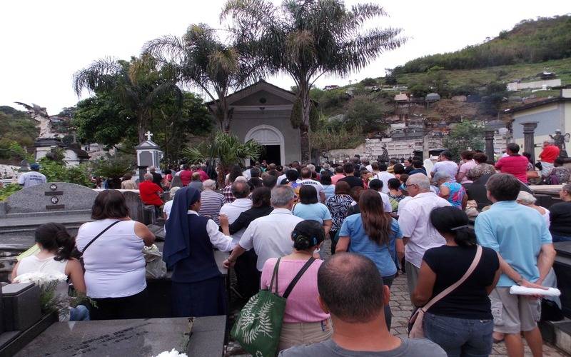 Celebração de Finados com missa nos cemitérios e em todas as Igrejas Católicas