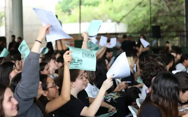 Na reta final do Enem, alunos participam de aulões e tentam relaxar