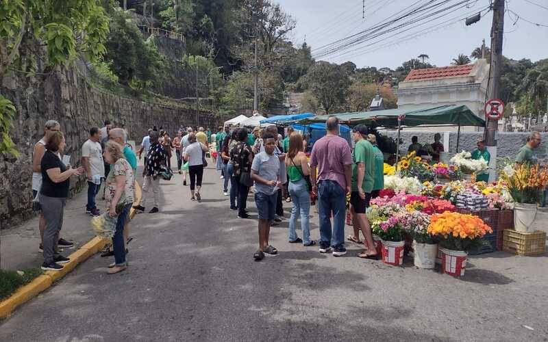 Finados: petropolitanos visitam cemitérios municipais