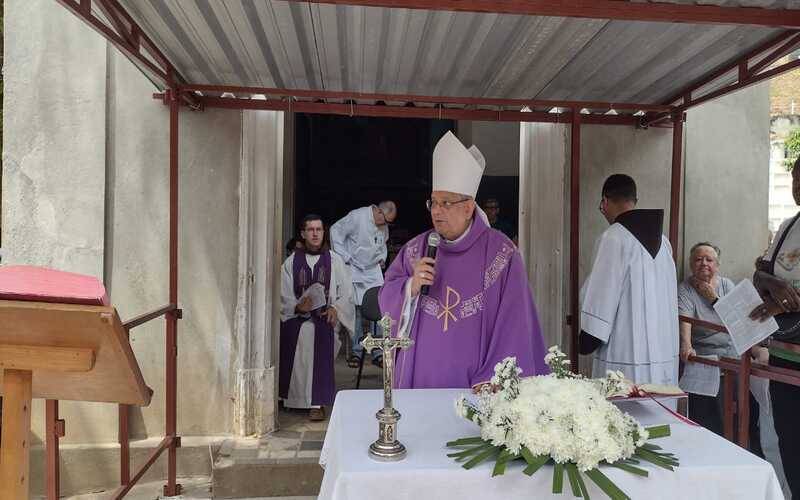 Missa com  Dom Joel Portella Amado  no Cemitério Municipal