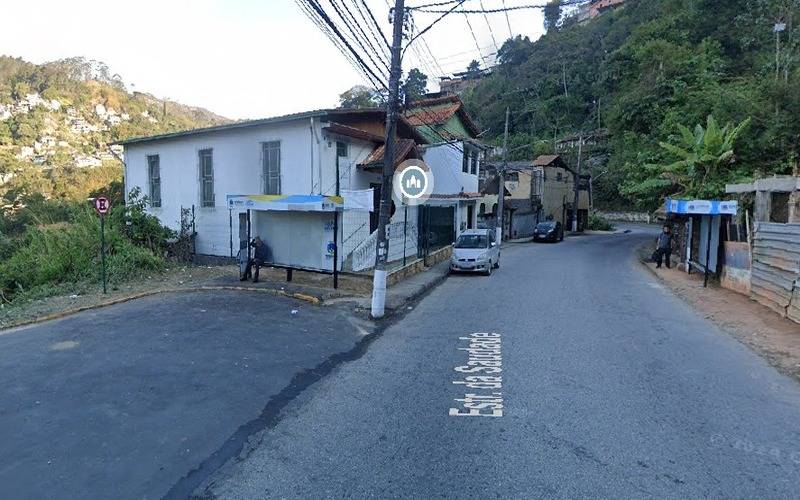 Ponto de ônibus instalado para direção contrária da via 