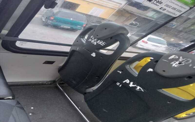 Ônibus seminovo é vandalizado pela segunda vez, em 15 dias, no Bairro Esperança