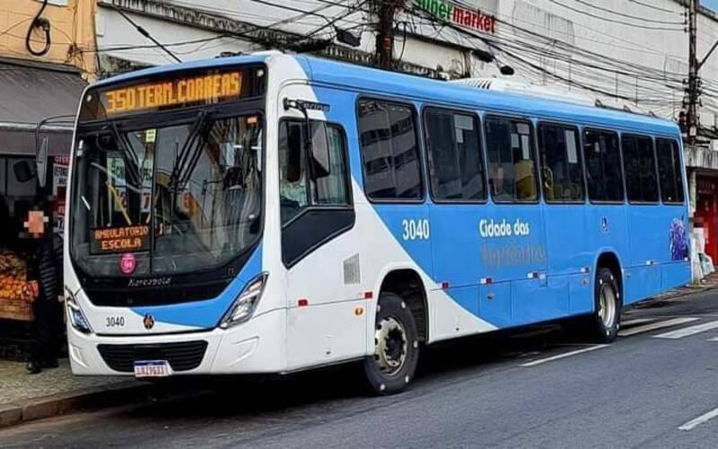 Rua Quissamã é ocupada por estacionamento irregular prejudicando seis linhas de ônibus