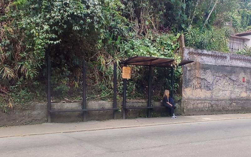 Abrigo de ônibus quebrado no Centro