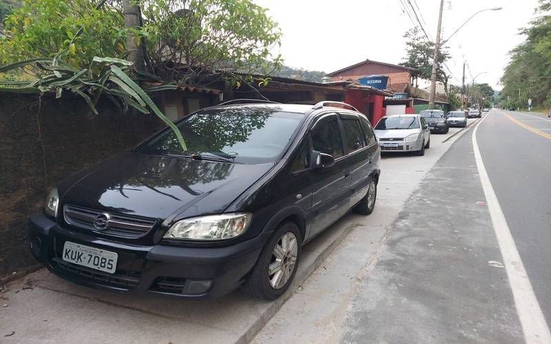 Carros nas calçadas de Itaipava atrapalham pedestres