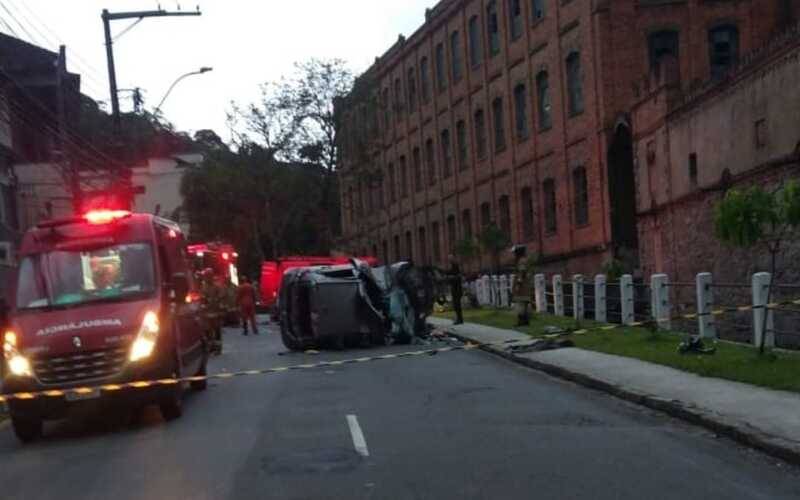 Carro capota na Rua Whashington Luiz