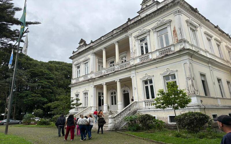 Familiares de crianças com deficiência manifestam em frente à Prefeitura