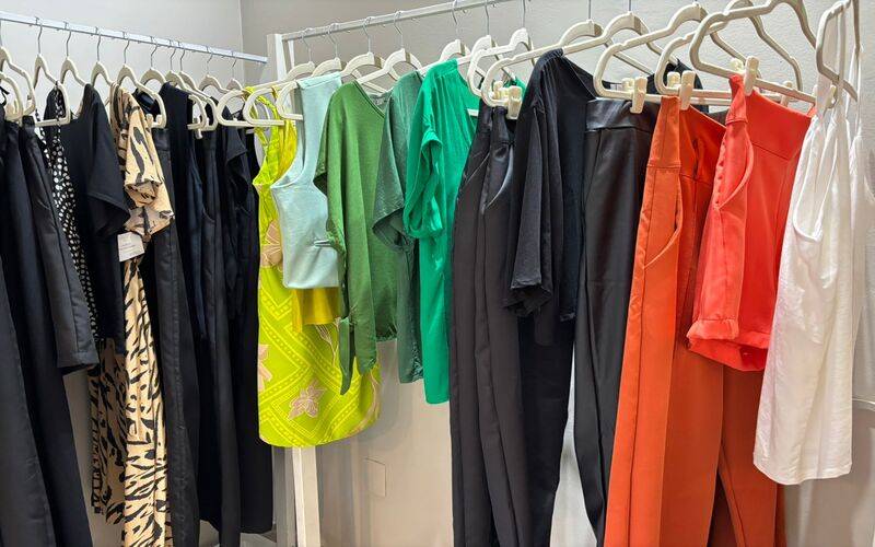 Primavera com a cara de Verão nas vitrines e tendências de moda com muitas cores e est