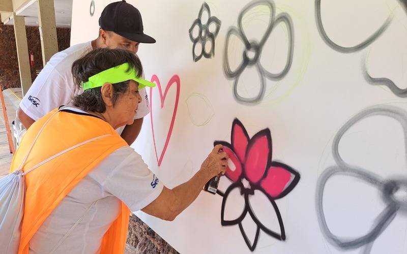 Visando combater o etarismo, mulheres 60+ produzem grafite no Sesc Nogueira