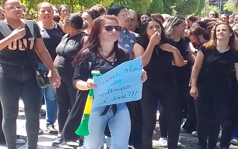 Manifestantes cobram pagamentos atrasados da Prefeitura