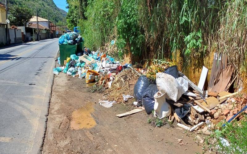 Falta de coleta de lixo deixa calçadas sujas em Itaipava