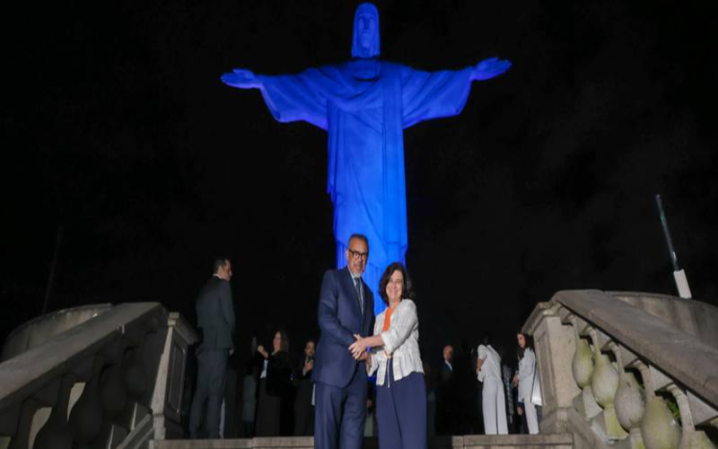 Cristo Redentor ganha iluminação especial pelo fim do câncer do colo do útero