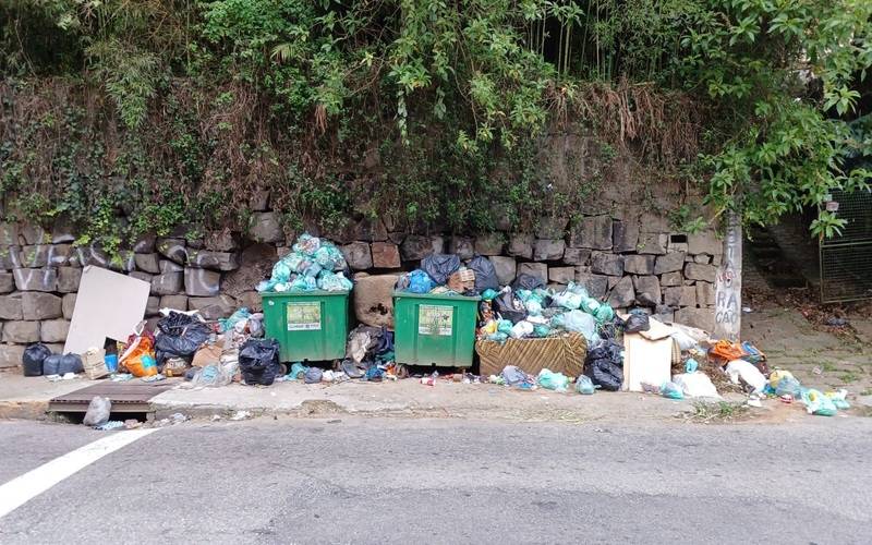 Montanhas de lixo encontradas em vários locais da cidade