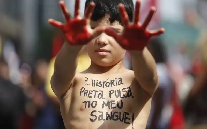 Centenas marcham no dia da consciência negra na Avenida Paulista