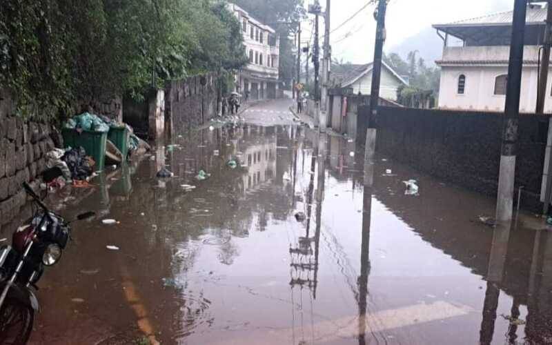 Chuva causa bolsão na Estrada da Saudade e alteração em itinerários de ônibus 