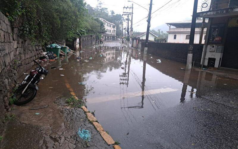 Chuva causa estragos na cidade