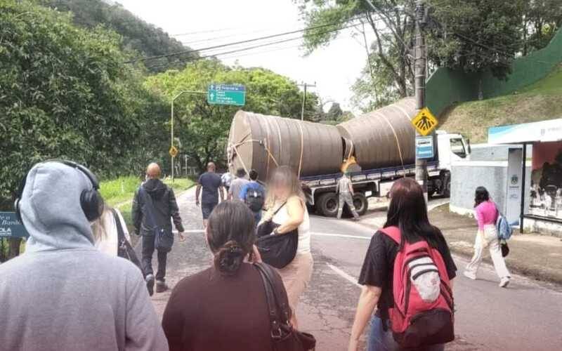 Caminhão fica preso na pista e causa atraso nos horários de 15 linhas de ônibus