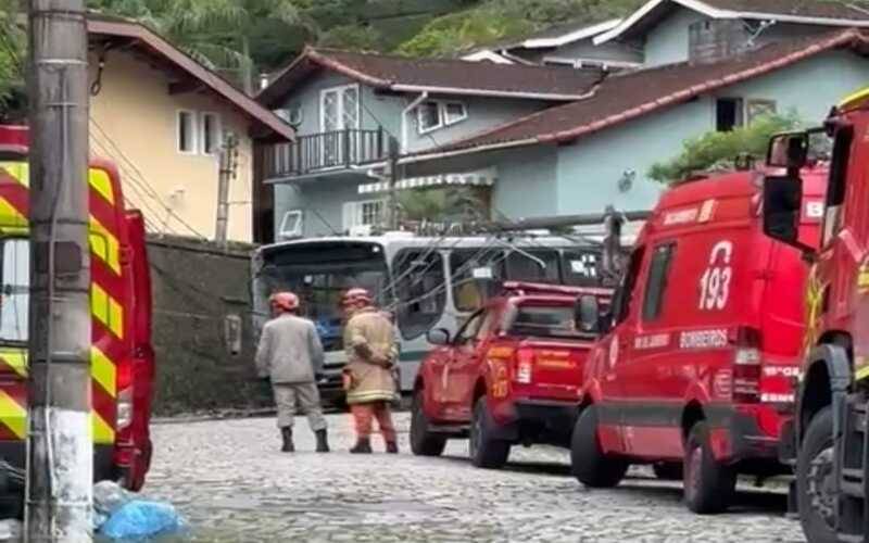Poste cai em cima de ônibus da Cidade Real, na Mosela