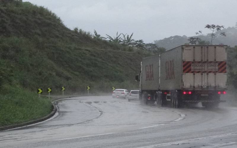 Portaria da PRF amplia horário da restrição a veículos de carga na subida da Serra de 