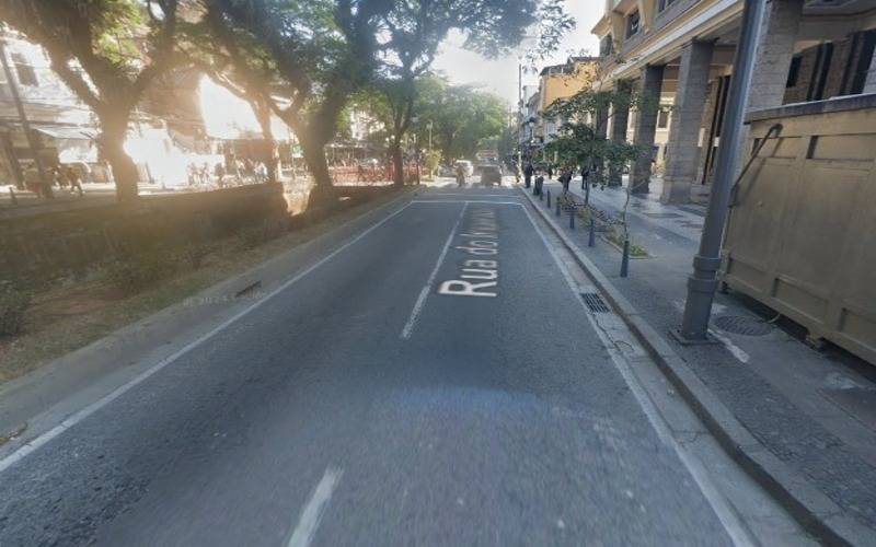 Centro da cidade sem iluminação pública