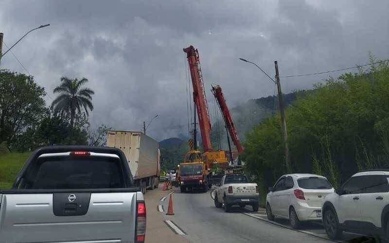 BR-040: trecho em curva do Km 89 da descida da serra em meia pista
