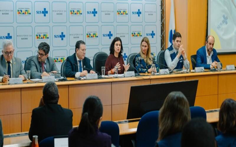 “Não há desabastecimento de vacinas no Brasil”, reforça ministra da Saúde