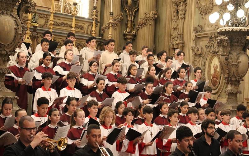 Canarinhos fazem concerto de Natal solidário na Igreja do Sagrado