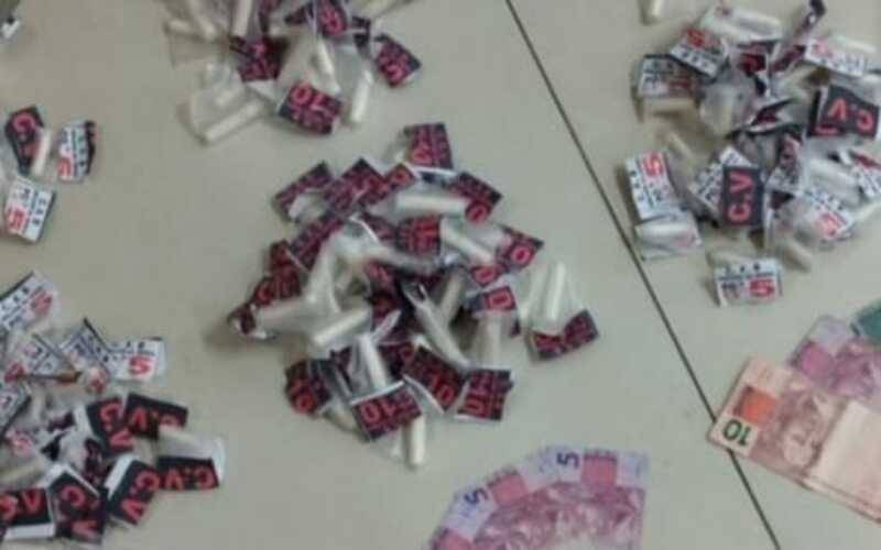 PM apreende drogas e recaptura foragido condenado 