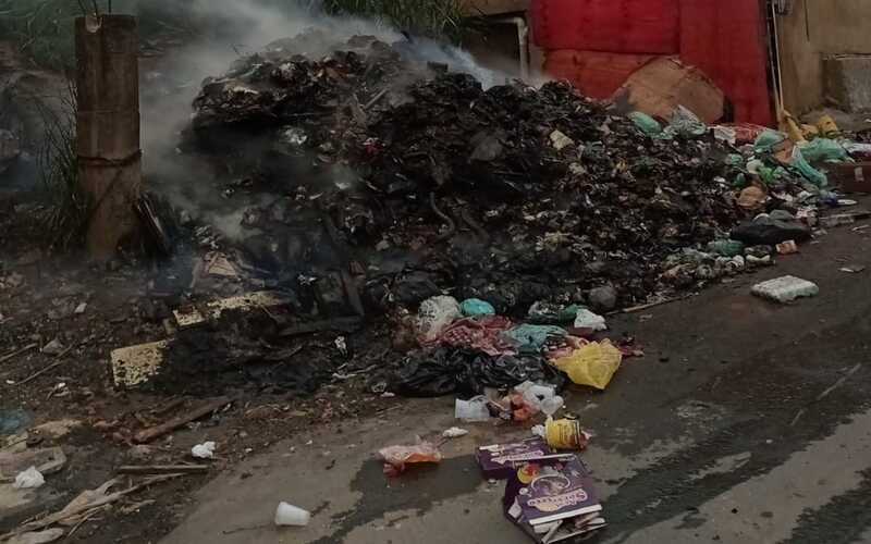 Falta de coleta: população coloca fogo em lixo 