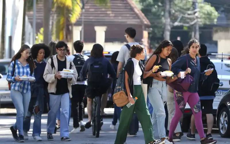 Trabalho de casa e filhos afastam jovens negras do emprego e do estudo