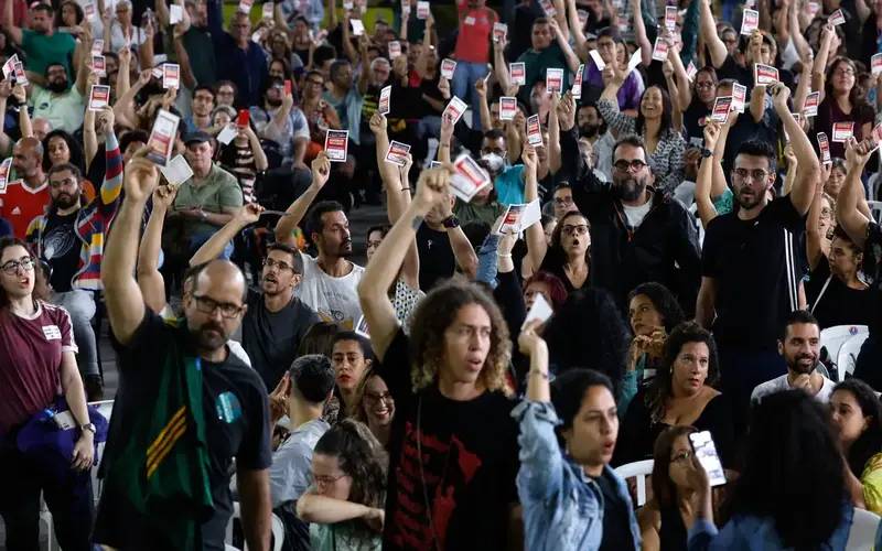 Novo estatuto de servidores avança, e professores do Rio mantêm greve