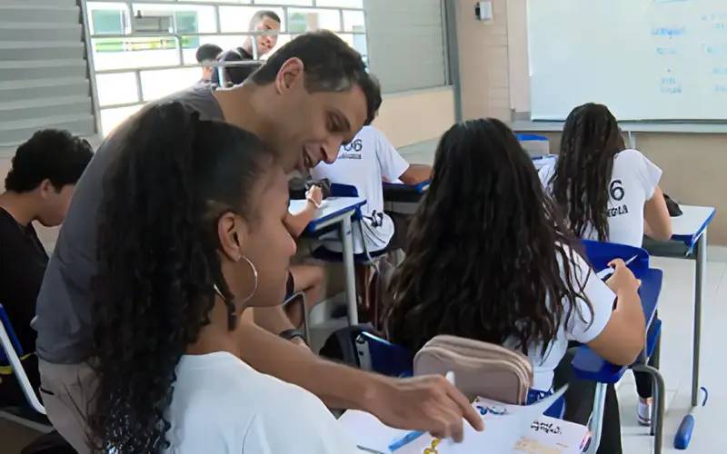 Câmara aprova projeto que restringe uso de celular em escolas