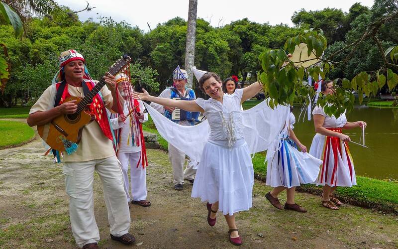 Teresópolis recebe animado Cortejo Brincante de Natal na Calcada da Fama