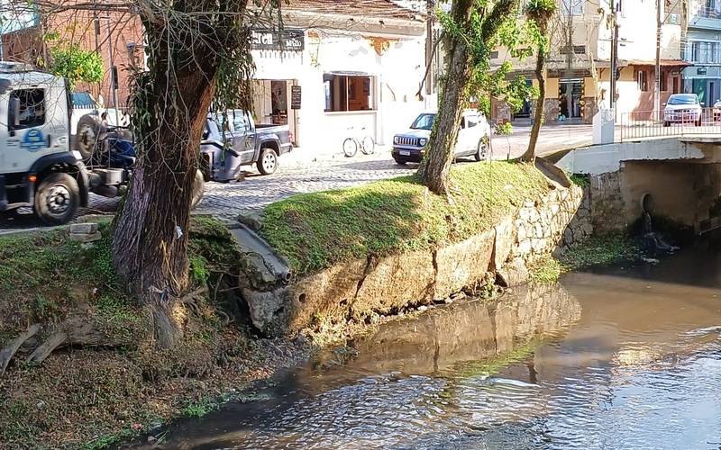 Muros de contenção do Rio Piabanha apresentam rachaduras