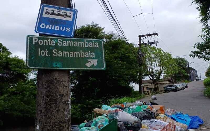 Lixo chega aos pontos de ônibus e incomoda quem aguarda o coletivo