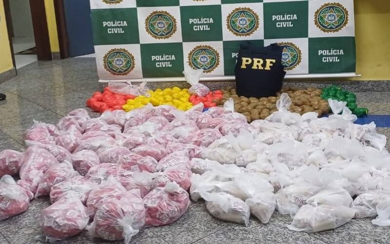 PRF apreende mais de 20 mil ´sacolés´ de cocaína na Rodovia Rio-Magé