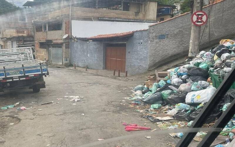 Lixo e estacionamento irregular atrapalham passagem de ônibus em bairros