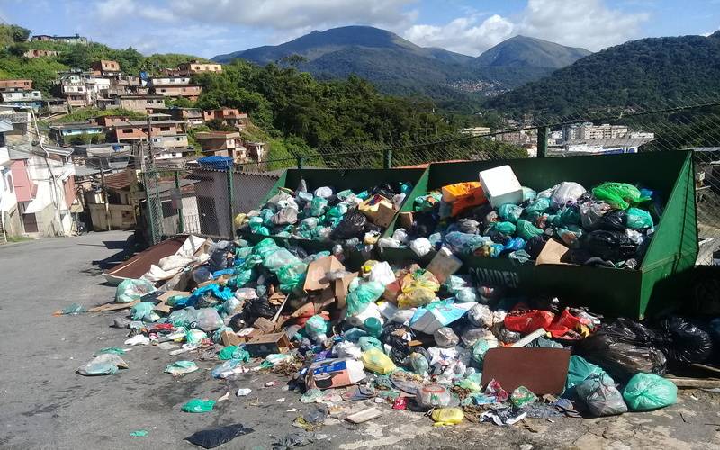 Rua Nova com acúmulo de lixo