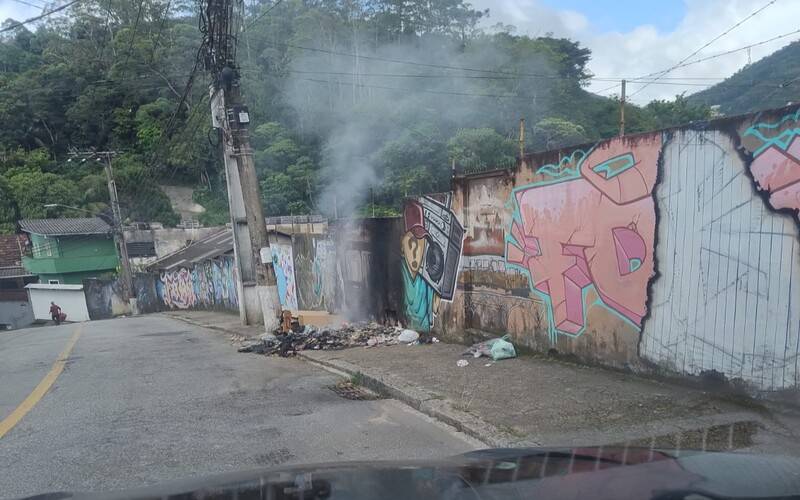 Moradores da Mosela ateiam fogo em lixo acumulado