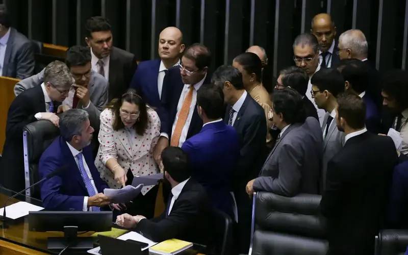 PEC de corte de gastos é aprovado em dois turnos na Câmara