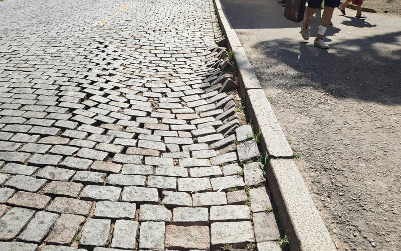 Afundamento em ponto de ônibus da Praça Bosque do Imperador 