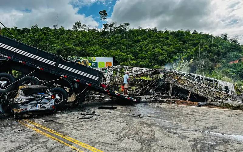 Mortes confirmadas no acidente em rodovia de Minas chegam a 38