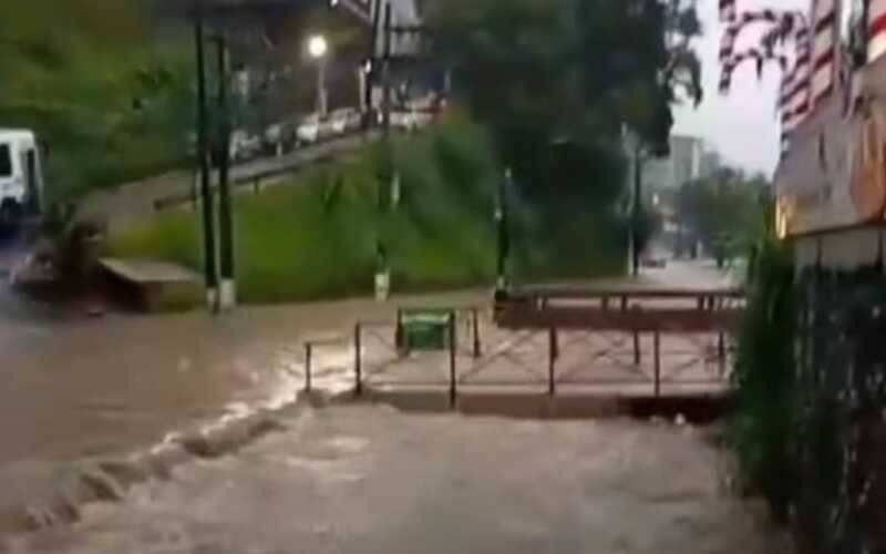 Chuva deixa carro ilhado na Rua Coronel Veiga