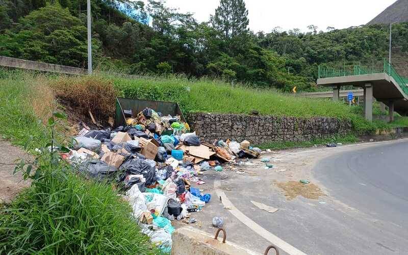 Crise: acúmulo de lixo na BR-040