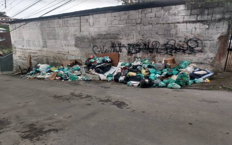 A falta da coleta regular de lixo no Castrioto preocupa moradores