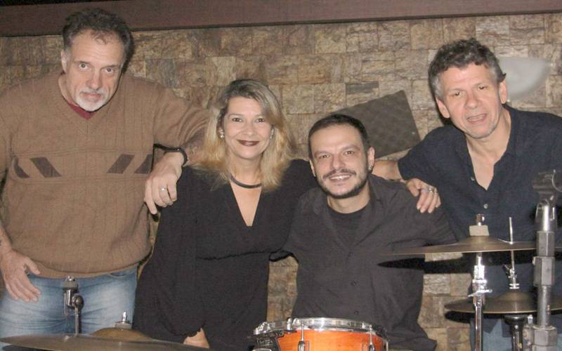  Edu Koslovsky (Baixo), Nivea Seabra (Voz), Yuri Garrido (Bateria) e Gustavo Mag